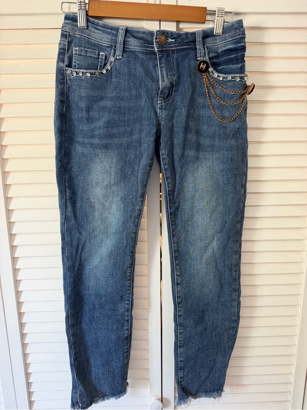 CHANEL Blue Skinny Jeans with Gold Chain Accent